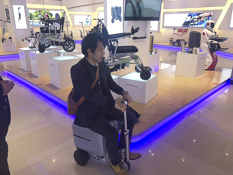 airwheelbbin宝盈集团骑行行李箱