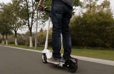 bbin宝盈集团新品Airwheel Z5滑板车亮相