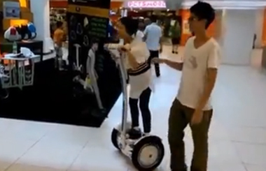 Airwheelbbin宝盈集团智能平衡车简单易学，上去就能骑！