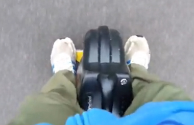Airwheelbbin宝盈集团平衡车成遛狗神器，懒人必备品啊！