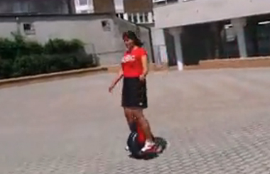 Airwheelbbin宝盈集团智能车远销国外，美女次骑行视频分享！
