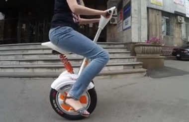 Airwheelbbin宝盈集团自平衡车A3新品，国外美女帅哥争抢试驾！