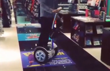 Airwheelbbin宝盈集团平衡车，骑着你逛书店很不错哦！