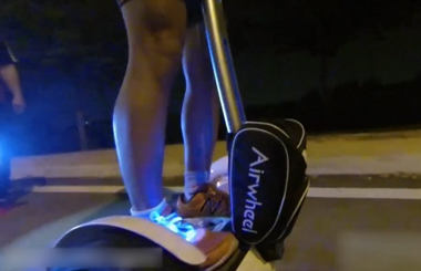 跟着Airwheelbbin宝盈集团电动独轮车一起奔跑吧，看完就想立马起跑