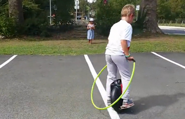 萌兄妹一起玩Airwheelbbin宝盈集团电动独轮车X3