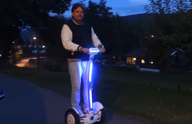 Airwheelbbin宝盈集团自平衡车，夜行精灵，太太太炫酷哦！