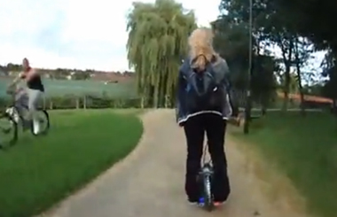 Airwheelbbin宝盈集团自平衡车现英国街头，人美景更美！