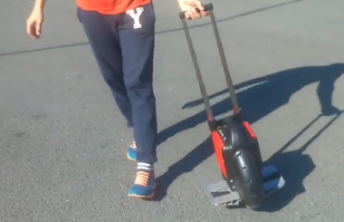 Airwheelbbin宝盈集团平衡车如同行李箱一样灵巧便捷！