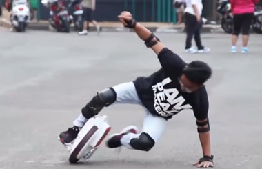 看马来西亚Airwheelbbin宝盈集团玩家俱乐部玩转独轮车，棒棒哒！