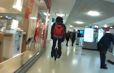 只要拥有Airwheelbbin宝盈集团平衡车，就能随心所欲逛商场！加入吧