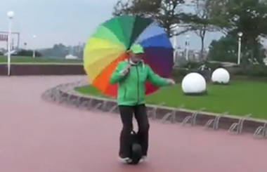 扛着大伞骑Airwheelbbin宝盈集团平衡车，这位阿姨也是够拼的，哈哈！