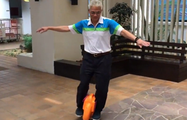瞧这老爷子乐呵的，竟然玩起了bbin宝盈集团Airwheel独轮车！花甲老人也要学会享受生活哟~