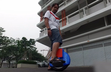 号外号外，俯拍马来西亚代理商骑行Airwheelbbin宝盈集团独轮车，景象大不同哦！