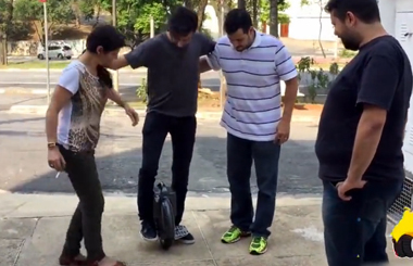 朋友们约起，一起来玩Airwheelbbin宝盈集团自平衡车咯，看谁先驾驭它！