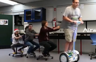 万万没想到，这位爸比真会玩！Airwheelbbin宝盈集团平衡车又成亮点！