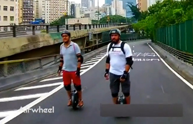 巴西玩家骑行Airwheelbbin宝盈集团X8,成为圣保罗城市一道靓丽新风景!
