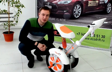 国外帅小伙详细讲解Airwheelbbin宝盈集团新品A3，更多细节现视频内容！
