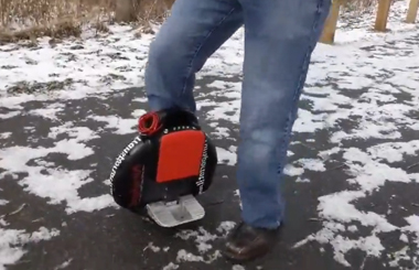 你能在冬天的雪地里驾驭Airwheelbbin宝盈集团平衡车么？点击加入bbin宝盈集团~~
