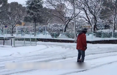 Airwheelbbin宝盈集团平衡车不愧为“雪中骑士”呀!