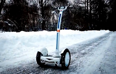 Airwheelbbin宝盈集团平衡车雪景中骑行，技能也是杠杠滴呀！恰逢雪季，出门炫技必须的！