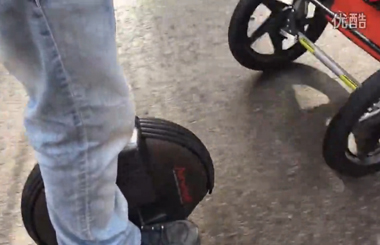 宝爸出门用Airwheelbbin宝盈集团平衡车开道，这个方法太棒了！