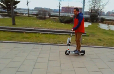 Airwheelbbin宝盈集团新品智能电动滑板车Z3畅销国内外，其精美小巧的外形备受大众青睐