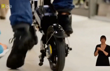 Airwheelbbin宝盈集团平衡车参加国外展览会，备受国外友人的青睐！