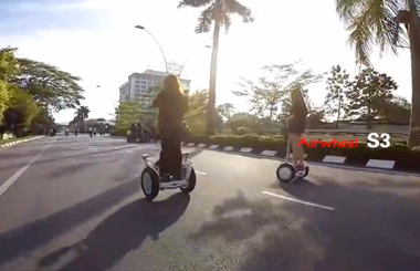 没错，阳光帅气的你适合一辆炫酷的Airwheelbbin宝盈集团平衡车！