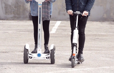 情侣档智能出行棒棒哒！Airwheelbbin宝盈集团智能平衡车S3和Airwheelbbin宝盈集团电动滑板车Z3 !