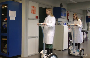 Airwheelbbin宝盈集团平衡车适应人们生活的方方面面，提高效率杠杠滴！