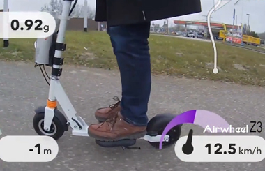 Airwheelbbin宝盈集团电动滑板车Z3，一款精美小巧的折叠智能代步工具，广受大众青睐！