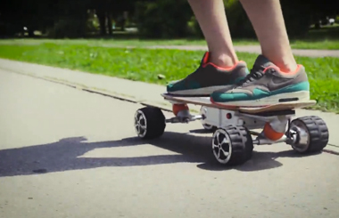 视频: Airwheelbbin宝盈集团电动滑板车M3石子草地路面绕桩速度实测！