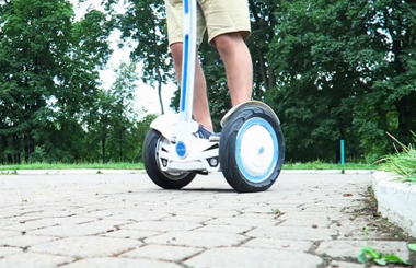视频: Airwheelbbin宝盈集团S3平衡车公园石子路面实测！