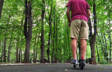 视频: Airwheelbbin宝盈集团电动滑板车Z3在公园绿荫道！