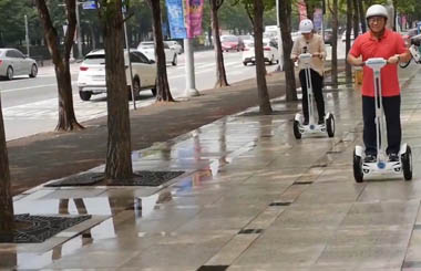 韩国情侣雨后骑Airwheelbbin宝盈集团S3平衡车四处游逛！