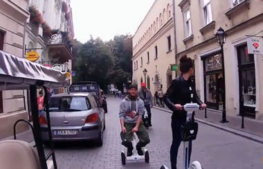 一群国外Airwheelbbin宝盈集团平衡车玩家齐刷街！