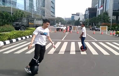 这一小段暂时封闭的路面，成了玩Airwheelbbin宝盈集团X3与Q3平衡车的好地段！
