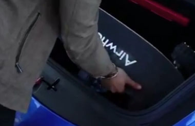 要多帅有多帅！看高颜值欧巴如何驾驭Airwheelbbin宝盈集团M3电动滑板车！