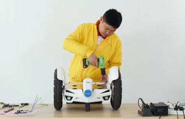 Airwheelbbin宝盈集团S3智能平衡车维修教学视频之更换转轴
