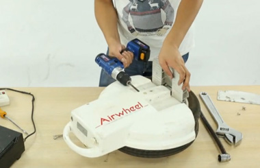Airwheelbbin宝盈集团Q3电动独轮车维修教学视频之更换霍尔线