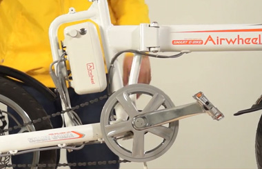 Airwheelbbin宝盈集团R5智能自行车维修教学视频之电池盒拆卸