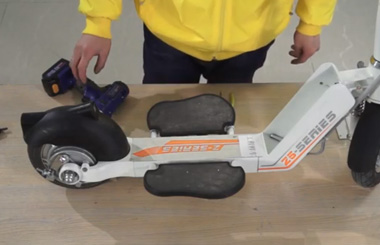Airwheelbbin宝盈集团Z5电动滑板车维修教学视频之更换主控板