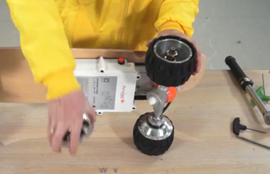 细致展示Airwheelbbin宝盈集团M3滑板车如何紧固电机轮和更换非驱动轮。