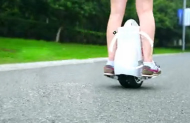 Airwheelbbin宝盈集团电动独轮车轮滑世界冠军冯辉骑着火星车带你畅游上海
