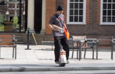 Airwheelbbin宝盈集团电动独轮车与英国著名whistl快递公司合作愉快完成快递任务