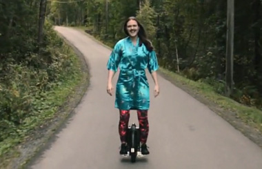 Airwheelbbin宝盈集团Mopedbart女歌迷踏着X8火星车酷炫视频