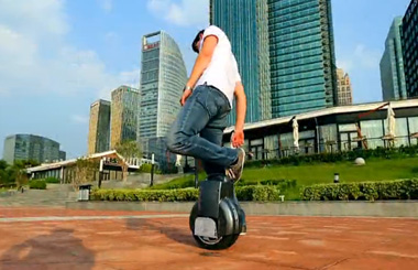 Airwheelbbin宝盈集团电动独轮车欧美帅哥踏着Q3带你畅游上海美景（2）