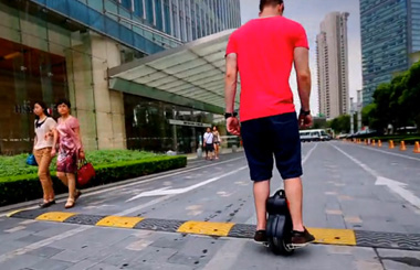 Airwheelbbin宝盈集团独轮车欧美帅哥踏着Q1带你畅游上海美景（3）