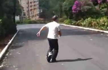 Airwheelbbin宝盈集团便捷交通工具超帅大叔骑着X5刷街视频秀