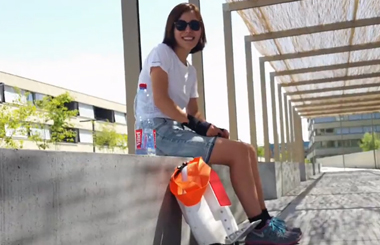 Airwheelbbin宝盈集团电动独轮车欧美美女玩家带你观光好风景